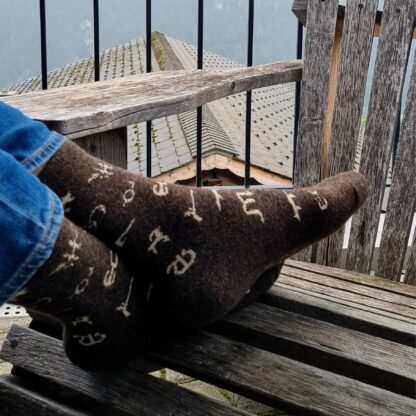 Pieds portant des chaussettes en laine de mouton, couleur gris, fabriquées en Mongolie