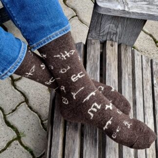 Pieds portant des chaussettes en laine de mouton, couleur gris, fabriquées en Mongolie