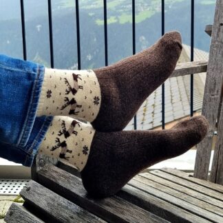 Chaussettes en laine de mouton brun foncé avec motif renne.