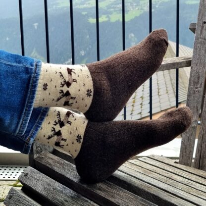 Chaussettes en laine de mouton brun foncé avec motif renne.