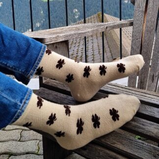 Chaussettes en laine de mouton naturelles, blanc crème avec motifs trèfles brun foncé, fabriquées en Mongolie.