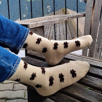 Chaussettes en laine de mouton naturelles, blanc crème avec motifs trèfles brun foncé, fabriquées en Mongolie.