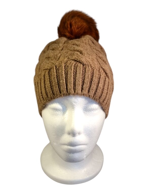Bonnet en laine de chameau avec pompon.