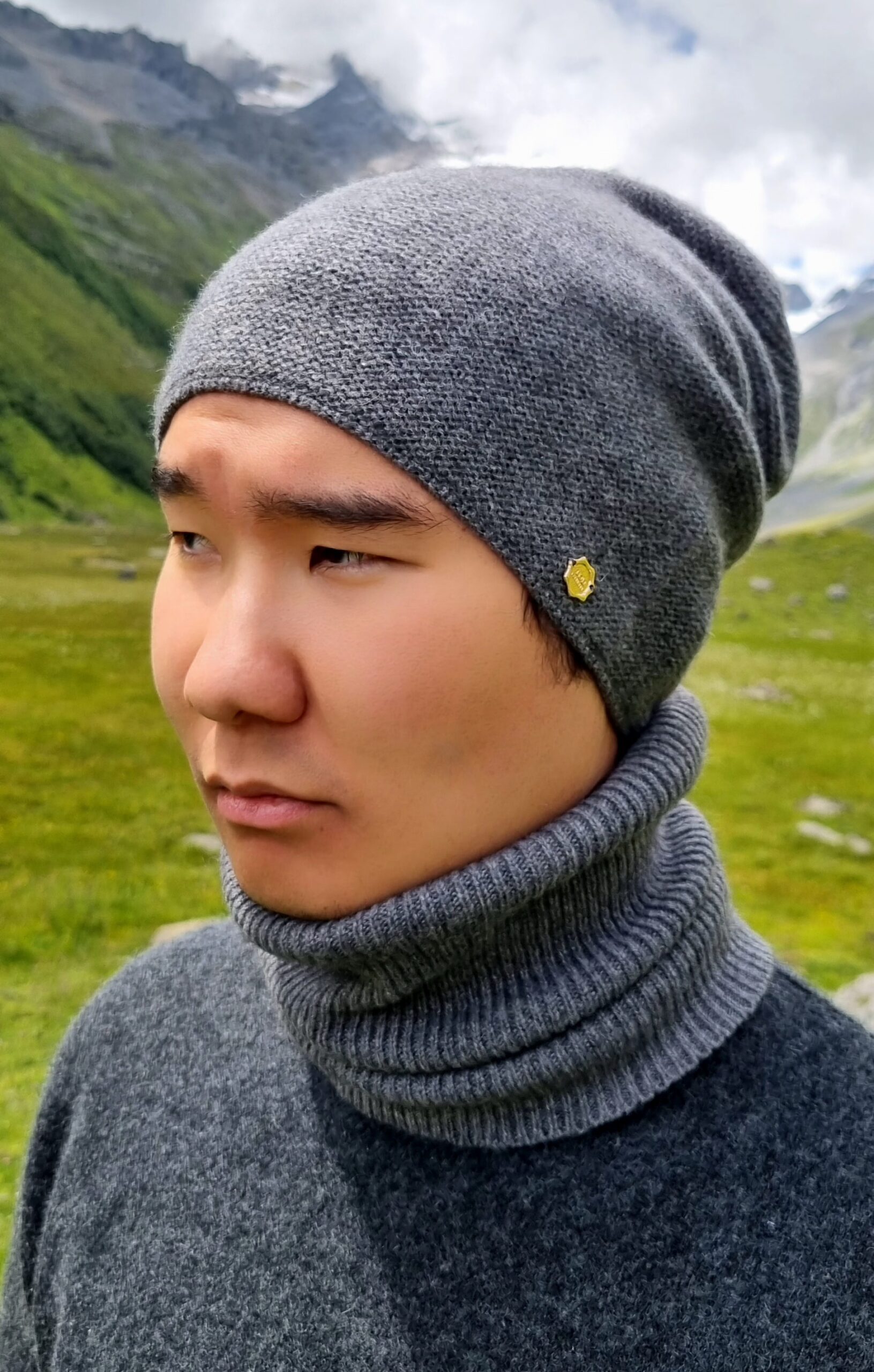Bonnet gris en cachemire et snood Gris en cachemire portées par un jeune homme