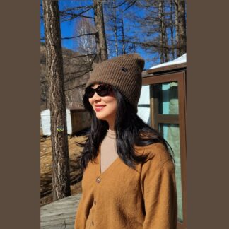 Bonnet en duvet de yak cappuccino en maille côtelée avec large bord replié, accessoire tendance et naturel.